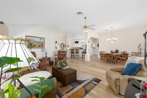 House in The Villages, Florida 3 bedrooms, 174.19 sq.m. № 1858307 - photo 8