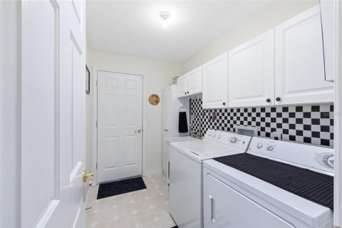 House in The Villages, Florida 3 bedrooms, 174.19 sq.m. № 1858307 - photo 29