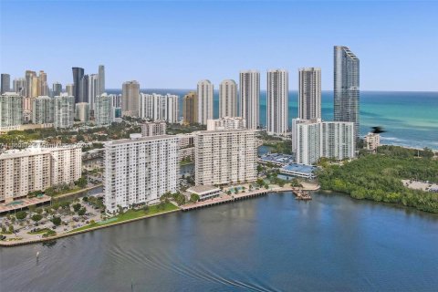 Copropriété à vendre à Sunny Isles Beach, Floride: 2 chambres, 126.25 m2 № 1888859 - photo 17