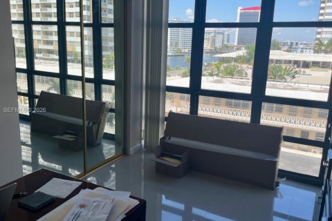Condo in Hallandale Beach, Florida, 2 bedrooms  № 2052488 - photo 10