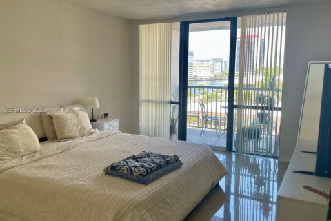 Condo in Hallandale Beach, Florida, 2 bedrooms  № 2052488 - photo 7