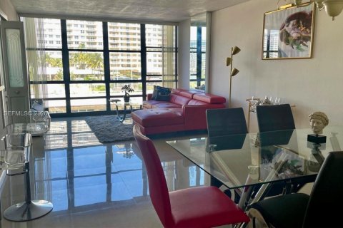 Condo in Hallandale Beach, Florida, 2 bedrooms  № 2052488 - photo 4