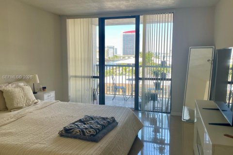 Condo in Hallandale Beach, Florida, 2 bedrooms  № 2052488 - photo 9