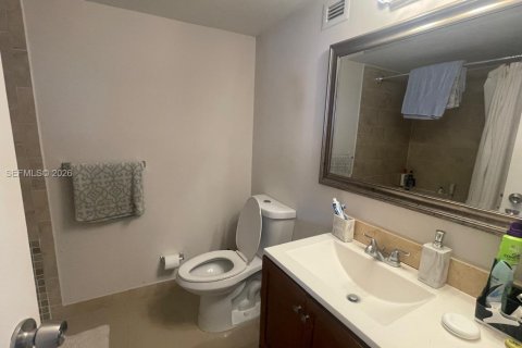Condo in Hallandale Beach, Florida, 2 bedrooms  № 2052488 - photo 11