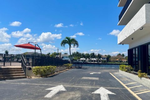 Condo in Hallandale Beach, Florida, 2 bedrooms  № 2052488 - photo 16