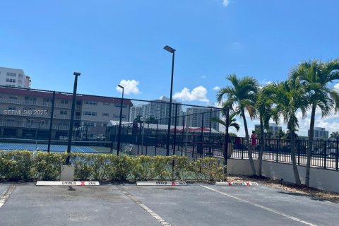 Condo in Hallandale Beach, Florida, 2 bedrooms  № 2052488 - photo 15
