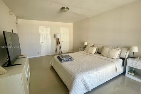 Condo in Hallandale Beach, Florida, 2 bedrooms  № 2052488 - photo 8