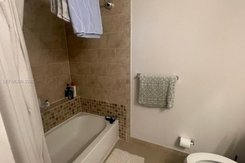 Condo in Hallandale Beach, Florida, 2 bedrooms  № 2052488 - photo 12