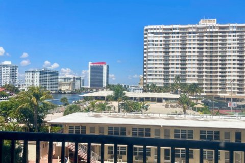 Condo in Hallandale Beach, Florida, 2 bedrooms  № 2052488