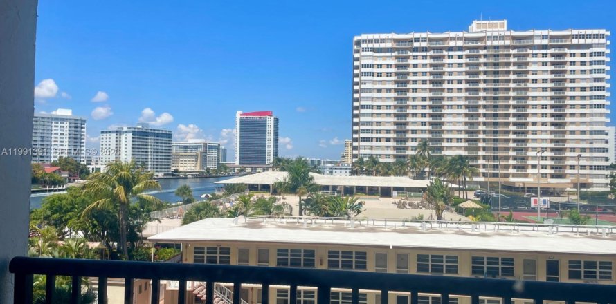 Condo in Hallandale Beach, Florida, 2 bedrooms  № 2052488