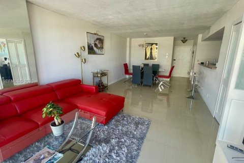 Condo in Hallandale Beach, Florida, 2 bedrooms  № 2052488 - photo 2