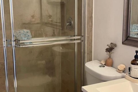 Condo in Hallandale Beach, Florida, 2 bedrooms  № 2052488 - photo 17
