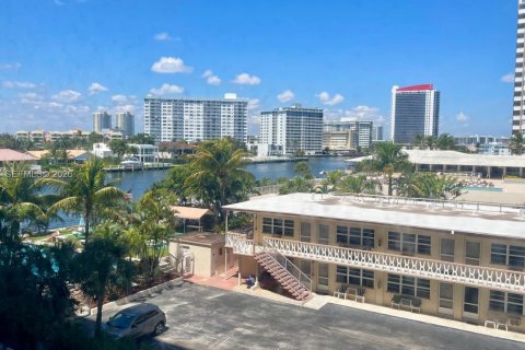 Condo in Hallandale Beach, Florida, 2 bedrooms  № 2052488 - photo 14
