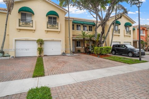 Townhouse in Sunrise, Florida 2 bedrooms, 139.17 sq.m. № 2021035 - photo 5