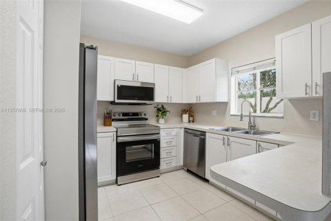 Townhouse in Sunrise, Florida 2 bedrooms, 139.17 sq.m. № 2021035 - photo 17