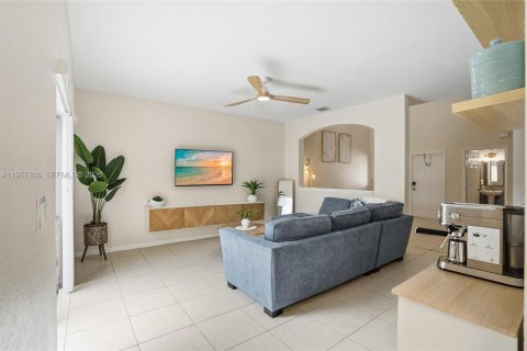 Townhouse in Sunrise, Florida 2 bedrooms, 139.17 sq.m. № 2021035 - photo 13