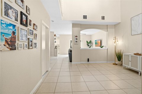 Townhouse in Sunrise, Florida 2 bedrooms, 139.17 sq.m. № 2021035 - photo 10
