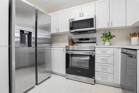 Townhouse in Sunrise, Florida 2 bedrooms, 139.17 sq.m. № 2021035 - photo 18