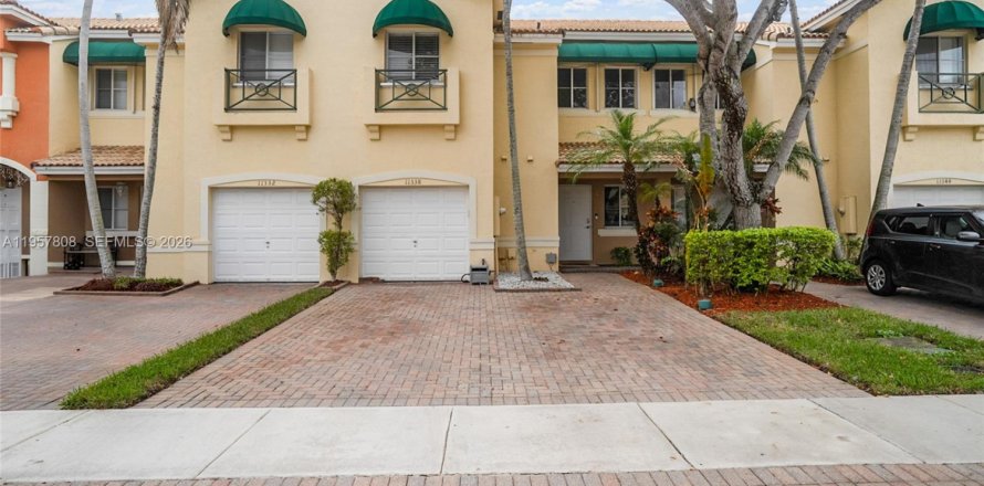 Townhouse in Sunrise, Florida 2 bedrooms, 139.17 sq.m. № 2021035