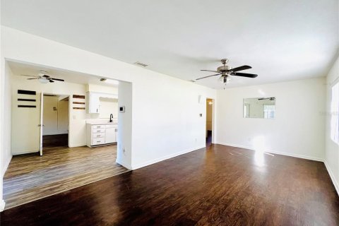 Apartment in Winter Haven, Florida 3 bedrooms, 114.64 sq.m. № 2200822 - photo 5