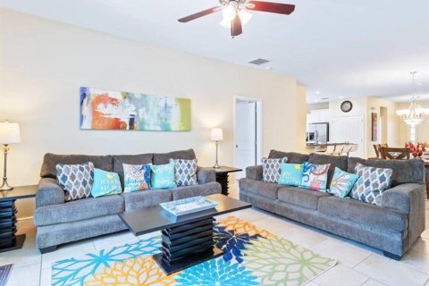 House in Davenport, Florida 5 bedrooms, 196.4 sq.m. № 2108662 - photo 4