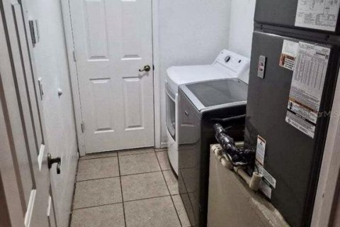 House in Deltona, Florida 3 bedrooms, 166.2 sq.m. № 2394272 - photo 26