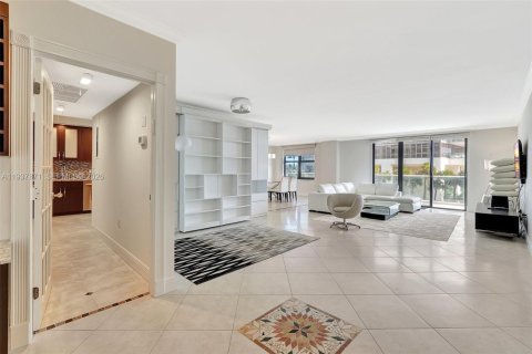 Condominio en venta en Bal Harbour, Florida, 2 dormitorios, 180.42 m2 № 1995609 - foto 2