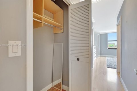 Condominio en venta en Bal Harbour, Florida, 2 dormitorios, 180.42 m2 № 1995609 - foto 30