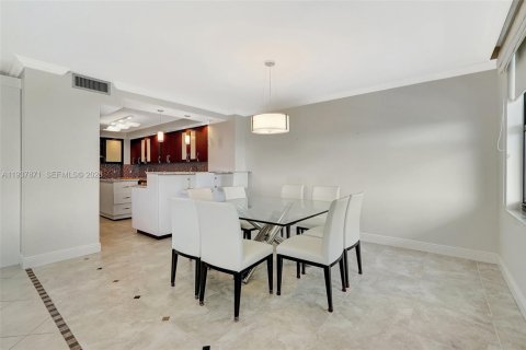 Condominio en venta en Bal Harbour, Florida, 2 dormitorios, 180.42 m2 № 1995609 - foto 13