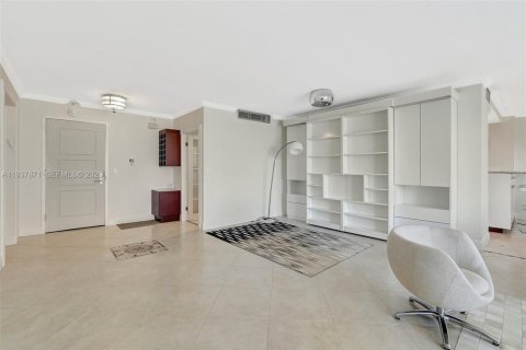 Condominio en venta en Bal Harbour, Florida, 2 dormitorios, 180.42 m2 № 1995609 - foto 11