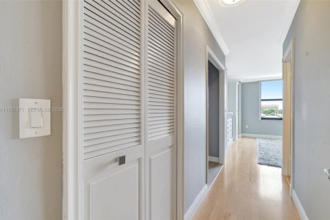 Condominio en venta en Bal Harbour, Florida, 2 dormitorios, 180.42 m2 № 1995609 - foto 29