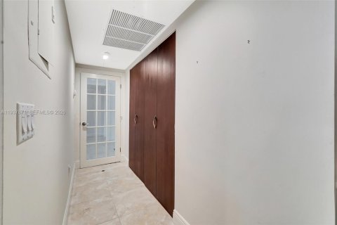 Condominio en venta en Bal Harbour, Florida, 2 dormitorios, 180.42 m2 № 1995609 - foto 25