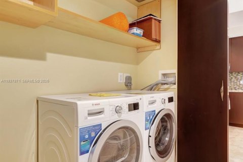 Condominio en venta en Bal Harbour, Florida, 2 dormitorios, 180.42 m2 № 1995609 - foto 28