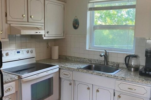 Condo in Hollywood, Florida, 1 bedroom  № 2050135 - photo 5