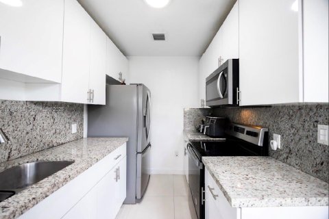 Купить виллу или дом в Майами, Флорида 2 спальни, 116.96м2, № 2152851 - фото 12
