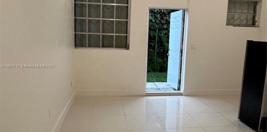 Immobilier commercial à Hialeah, Floride 1 chambre, 154.4 m2 № 1892737
