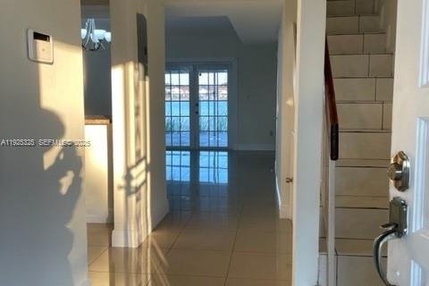 Townhouse in Hialeah, Florida 3 bedrooms, 139.35 sq.m. № 1983881 - photo 6