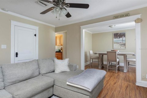 Commercial property in Saint Petersburg, Florida 7 bedrooms, 285.86 sq.m. № 2201809 - photo 15