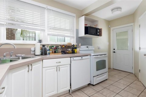 Commercial property in Saint Petersburg, Florida 7 bedrooms, 285.86 sq.m. № 2201809 - photo 5