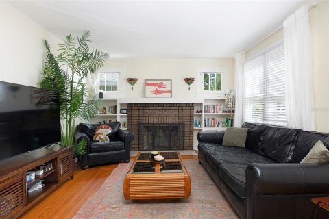 Commercial property in Saint Petersburg, Florida 7 bedrooms, 285.86 sq.m. № 2201809 - photo 2