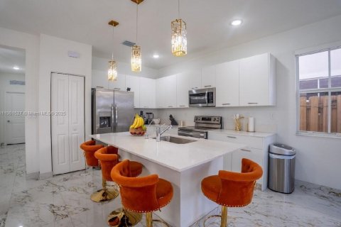 Casa en venta en Miami, Florida, 4 dormitorios, 195.75 m2 № 1953182 - foto 2