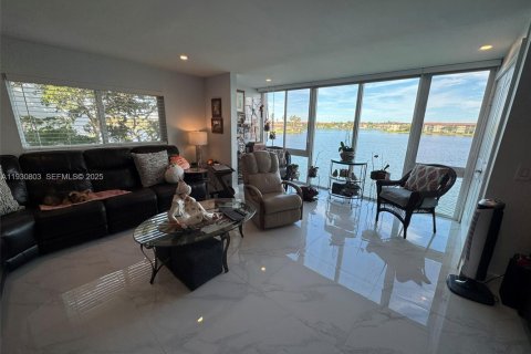 Copropriété à vendre à Pembroke Pines, Floride: 2 chambres, 140 m2 № 1989695 - photo 1