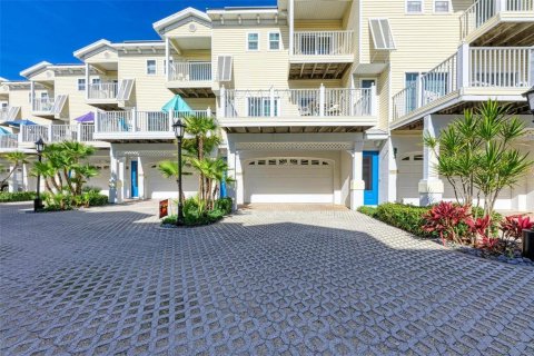 Townhouse in Bradenton Beach, Florida 2 bedrooms, 141.58 sq.m. № 2200386