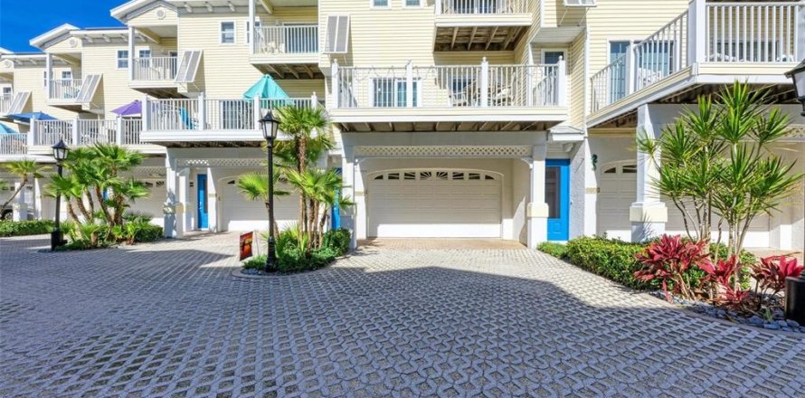 Townhouse in Bradenton Beach, Florida 2 bedrooms, 141.58 sq.m. № 2200386