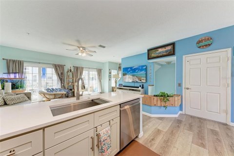 Townhouse in Bradenton Beach, Florida 2 bedrooms, 141.58 sq.m. № 2200386 - photo 10