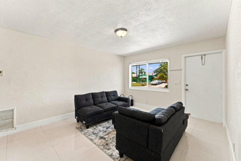 Villa ou maison à vendre à Lantana, Floride: 3 chambres, 92.9 m2 № 2307065 - photo 2