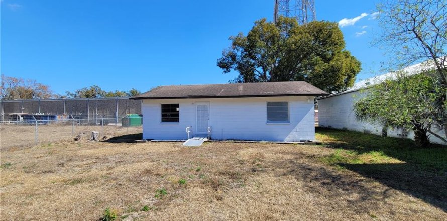 Commercial property in Zephyrhills, Florida № 2096781