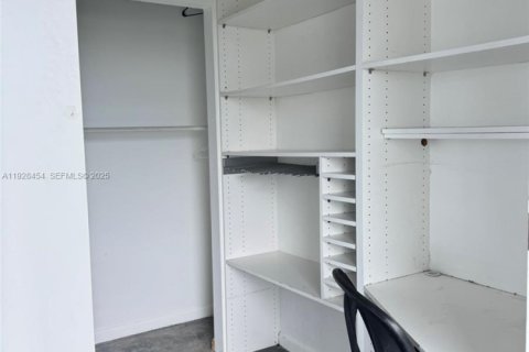 Condominio en venta en Miami, Florida, 1 dormitorio, 67.63 m2 № 2076962 - foto 13