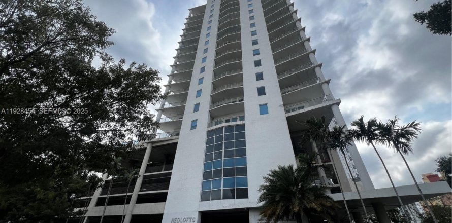 Condominio en Miami, Florida, 1 dormitorio № 2076962