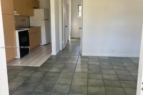 House in North Miami, Florida 1 bedroom, 55.74 sq.m. № 2091327 - photo 2